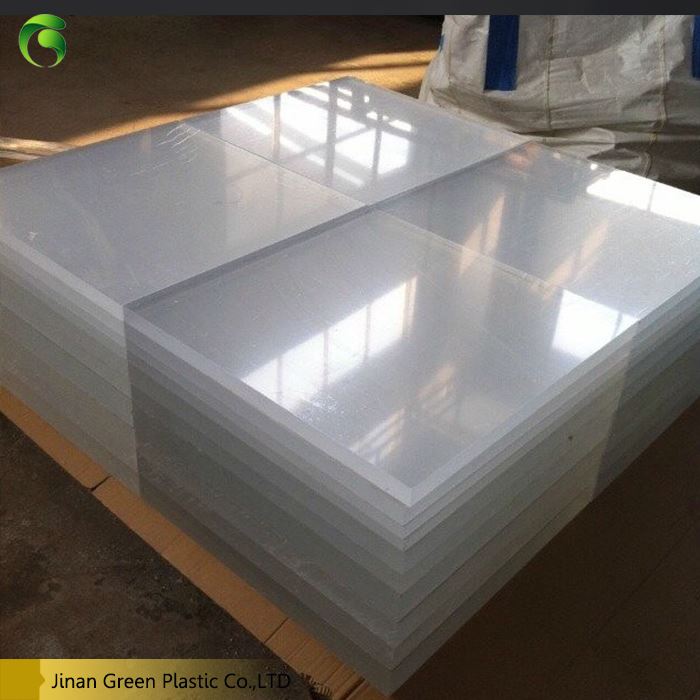 Der Grund, warum das Aquarium aus Acrylglas besteht